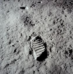 594px-Apollo_11_bootprint.jpg