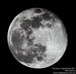 20110913-fullmoon-800px-bw.jpg